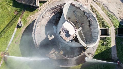 Ein Kühlturm des Kohlekraftwerks Staudinger in Großkrotzenburg wurde abgerisssen und sackte in sich zusammen - Blick per Drohne von oben auf die Ruine