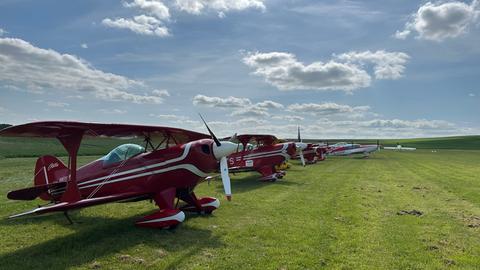 Kunstflieger stehen zur Meisterschaft auf grüner Wiese in Lauterbach (Vogelsberg). 