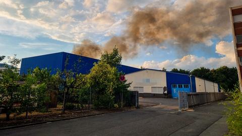 Eine Lagerhalle in Langen geriet gestern Abend in Brand. 