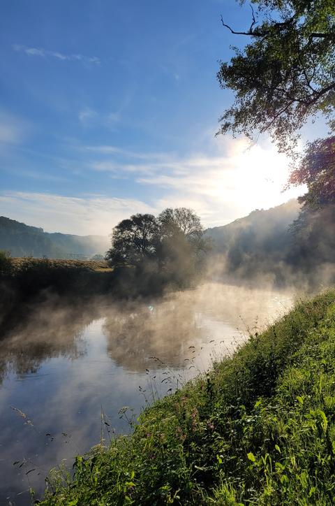 Die Sonne geht über der Lahn auf.