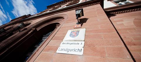 Eingangsportal des Landgerichts Darmstadt