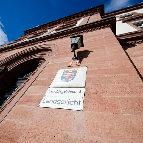 Eingangsportal des Landgerichts Darmstadt