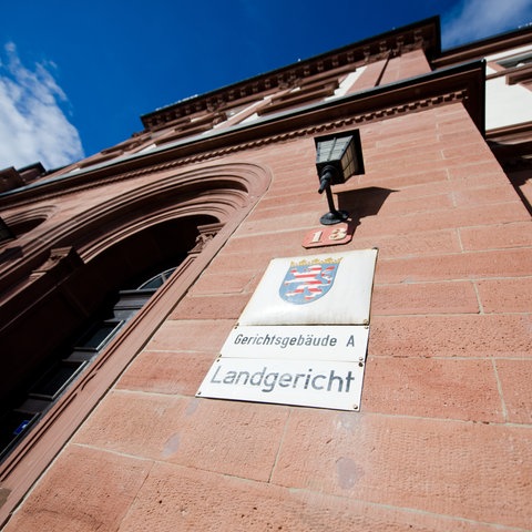 Eingangsportal des Landgerichts Darmstadt