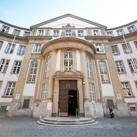 Fassade des Land- und Amtsgerichts in Frankfurt