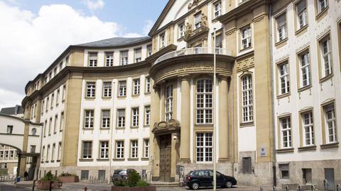 Fassade des Land- und Amtsgerichtes in Frankfurt von der Straße aus fotografiert.