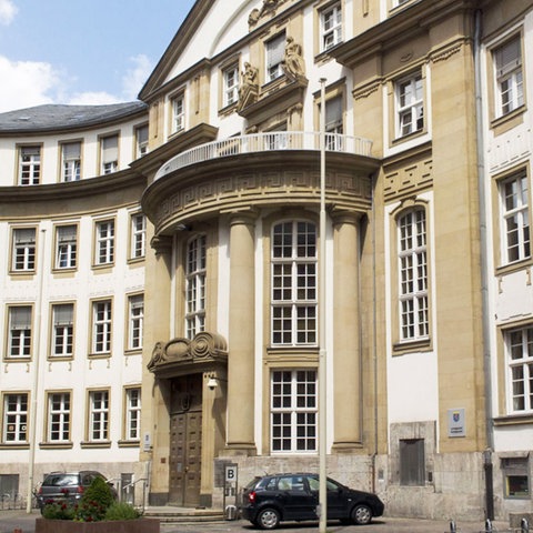 Fassade des Land- und Amtsgerichtes in Frankfurt von der Straße aus fotografiert.