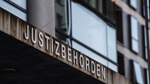 Blick auf den Eingang des Landgerichts Kassel mit dem Schriftzug "Justizbehörden"