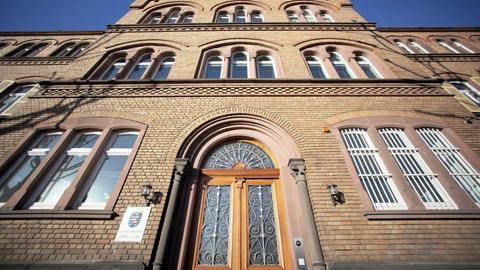 Die Eingangstür und die Fassade des Landgerichts in Limburg aus der Froschperspektive fotografiert.