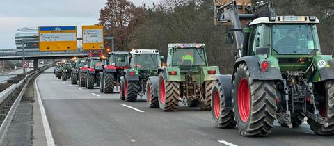 Landwirte in ihren Traktoren auf dem Weg zum Flughafen