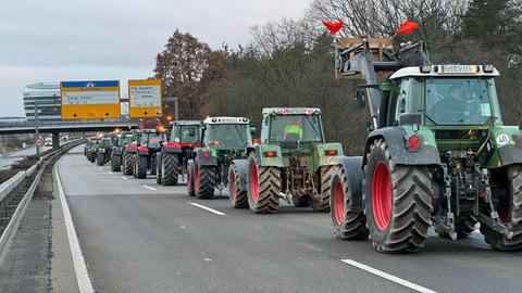 Landwirte in ihren Traktoren auf dem Weg zum Flughafen