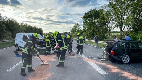 Feuerwehrleute sichern eine Unfallstelle auf einer Autobahn.
