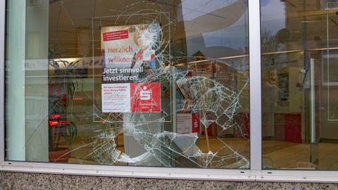 Zerstörte Scheibe einer Sparkassenfiliale in Langenselbold (Main-Kinzig)