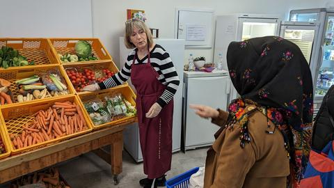 Obst- und Gemüseausgabe in der Lebensmitteltheke