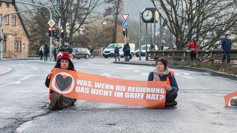 Februar 2023: Aktivisten haben sich in Marburg auf die Straße gesetzt und dort festgeklebt.