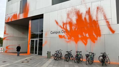 Zwei Aktivisten der letzten Generation haben das Campus Center der Uni Kassel mit Farbe beschmiert.