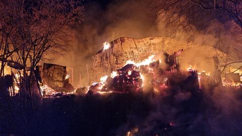 Flammen, von dem Unterstand ist nur noch ein Gerippe übrig.