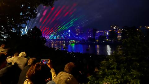 Besucher verfolgen die EM-Eröffnungsshow am Frankfurter Mainufer 