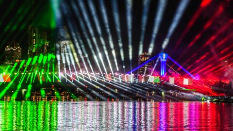 Bunte Scheinwerfer, gespiegelt im Wasser