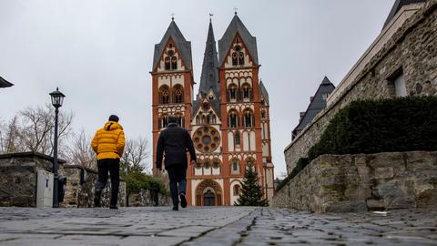 Dom in Limburger Altstadt: Zwei Menschen gehen spazieren