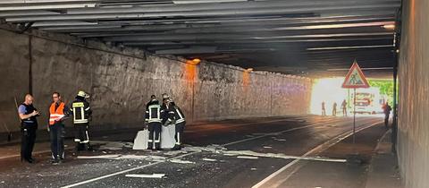 Herabgestürzte Deckenteile im Limestunnel