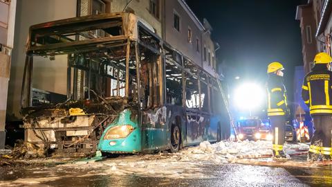 Vom Linienbus steht nur noch ein Gerippe. 