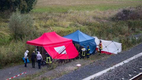 Ermittler am Fundort der Leiche in Linsengericht (Main-Kinzig)