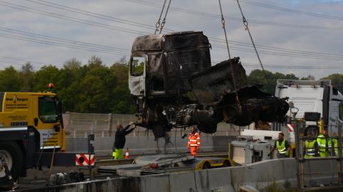 Ausgebrannter Lkw hängt an einem Kran