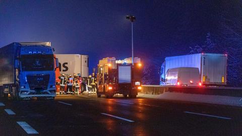 Im Rückstau auf der A5 starb ein Lkw-Fahrer, der nahezu ungebremst ins Stauende gefahren war.