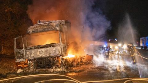 Flammen schlagen aus dem brennenden Lastwagen.