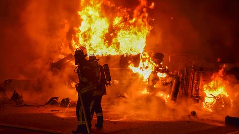 Umgekippter Lkw mit Papierladung steht auf der A5 in Flammen.