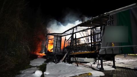 Gerippe des Lkw mit Rauch und Flammen