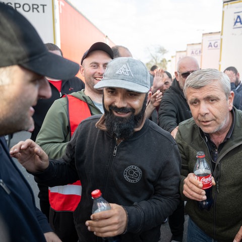 Kierowcy ciężarówek strajkujący z butelkami po napojach