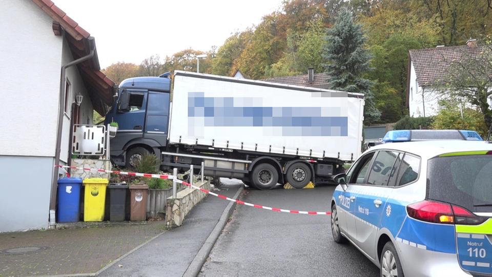 Lkw Kracht In Haus Fahrer Schwer Verletzt Hessenschau De