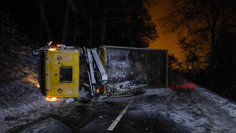 Umgekippter Lastwagen auf Landstraße bei Kelkheim