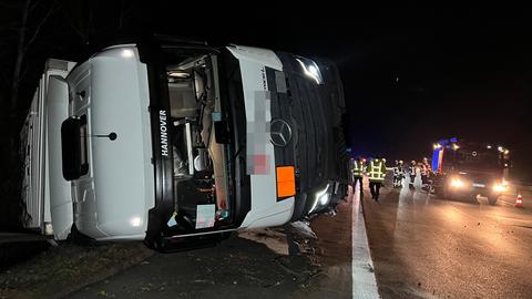 Lkw liegt auf der Seite