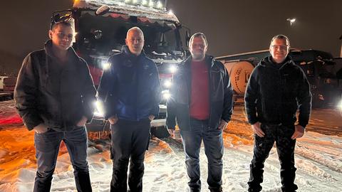 Dennis Lückel, Ralf Kalabis Schick, Jonny Bienhaus und Stefan Ranke vor einem Lastwagen (von l. nach r.).