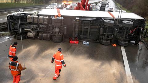 querliegender Lastwagen auf Autobahn