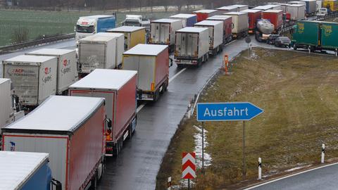 Lkw-Stau an Abfahrt von Autobahn