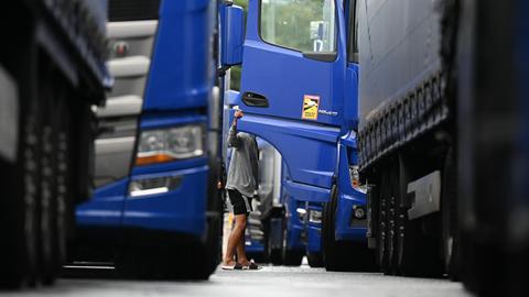 Ein Lkw-Fahrer öffnet die Tür seines Lastwagens auf der Raststätte Gräfenhausen-West an der A5. 