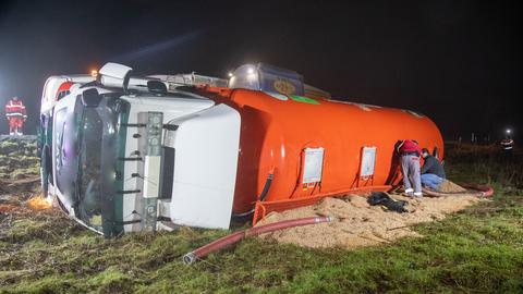 Ein Tanklastwagen liegt nach einem Unfall auf der Seite.