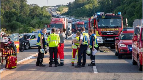 Unfallstelle auf der Autobahn. Dahinter stauen sich Autos.