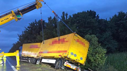 Lastwagen mit Anhänger neben der Fahrbahn einer Autobahn