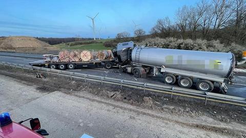 Ein Silozug und ein Sattelzug sind auf einer Autobahn frontal ineinandergekracht.