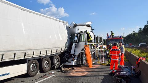 Ineinander verkeilte Lkw an der Unfallstelle