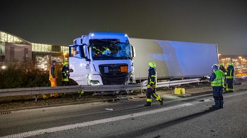 Ein Lastwagen mit zerstörter Front vor einem Flughafengebäude