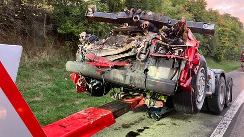 Eine stark beschädigte Lkw-Zugmaschine wird nach einem Unfall auf einer Autobahn geborgen.