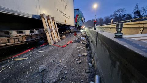 Verunfallter Lkw auf Brücke