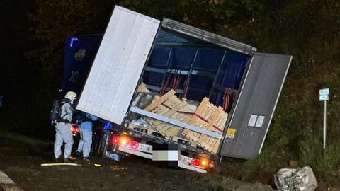 Einsatzkräfte mit Schutzanzügen bergen Gefahrgut