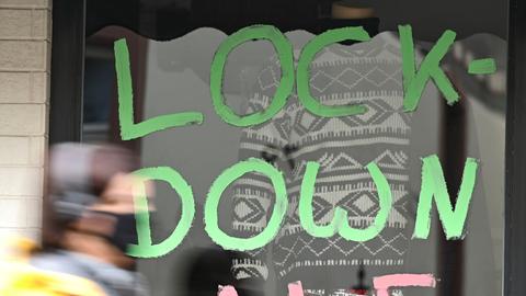Lockdown steht auf einer Fensterscheibe eines Einzelhandels geschrieben