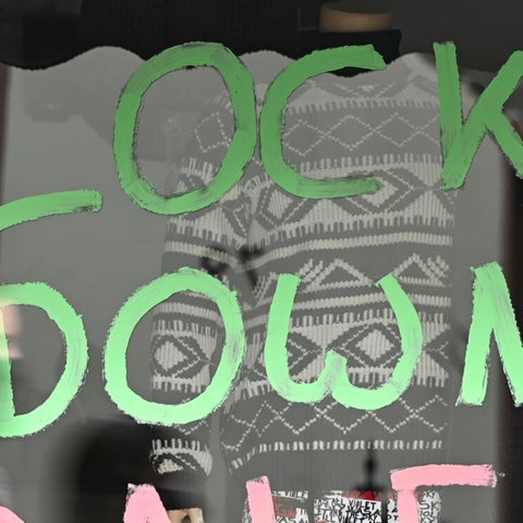 Lockdown steht auf einer Fensterscheibe eines Ladens geschrieben